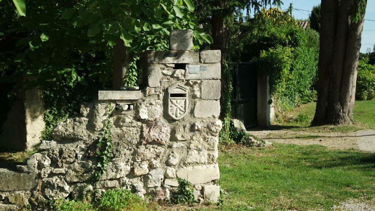 Mas Grimaud - Gite- Studio Et Chambres D'Hotes Familiales Eygalières Exterior foto